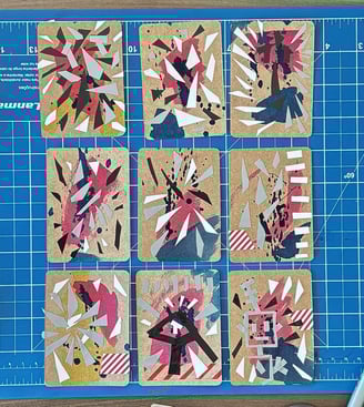 série inverno 25, nove peças em papel craft, ecoline e fitas adesivas, cada uma com aproximadamente 6,3 x 8,8 cm.