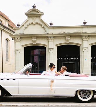 Une voiture de location pour mariage avec les mariés