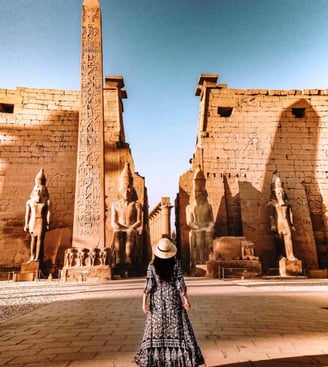 Fachada do templo de luxor onde aparecem as 4 estatuas de ramses segundo e tambem o seu obelisco 