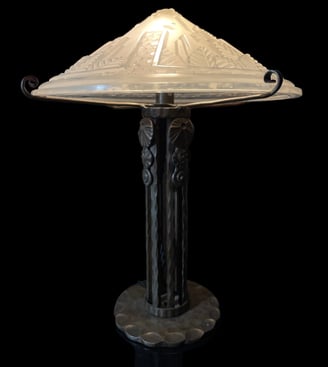 Lampe au pied en fer forgé signé Fag