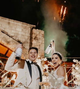 Novios felices brindando el día de su boda con champagne - Mejor cineasta de bodas en GDL, México
