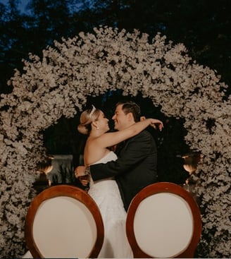 Novia besando a su novio en su boda al civil - Mejor videógrafo y fotógrafo de bodas en GDL, México.