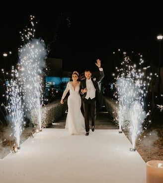 Pareja de novios entrando a la fiesta de su boda - Mejor fotógrafo y de bodas en Guadalajara México