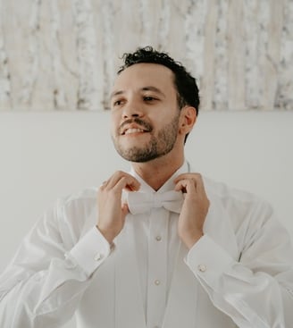 Novio en el día de su boda ajustando su moño - Mejor fotógrafo de bodas en Guadalajara, México