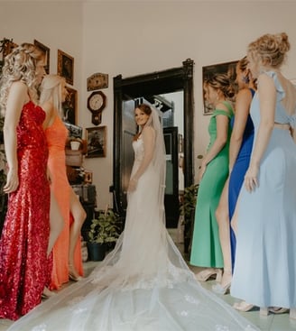 Novia rodeada de damas de honor con vestidos - Mejor fotógrafo de bodas en GDL, México