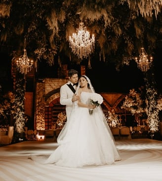 Novios abrazándose en medio de la pista de su venue en el día de su boda - Mejor fotógrafo de bodas