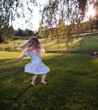 Une petite fille s'amusant sur le domaine d'un mariage