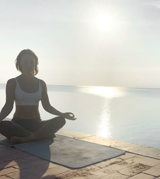 yoga, meditation and pranayama teacher Katharina Kunze meditating in Sicily