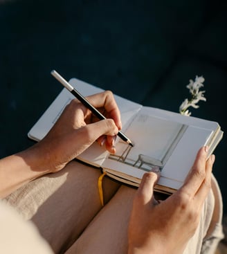 Photo d'une femme en train de dessiner pour représenter le graphisme