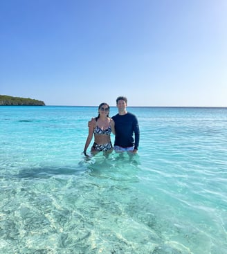 Casal curtindo as praias paradisíacas em Curaçao com águas cristalinas