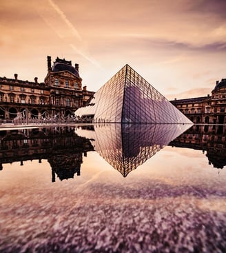 Fachada externa do museu do Louvre em Paris