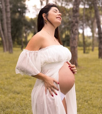 Sessió de fotos d'embaràs a Girona amb una dona embarassada en un entorn natural exterior