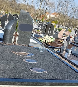 Kapo dengimas plokštėmis, paminklo pastatymas