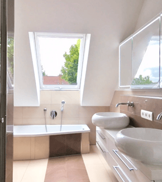 Modernes Tageslichtbad mit begehbarer Dusche, Badewanne und Doppelwaschbecken