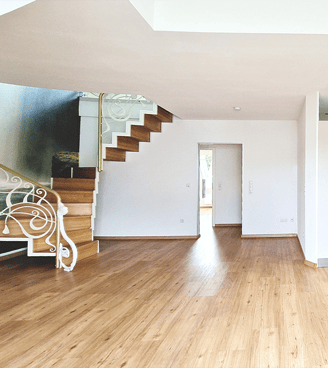Helles Wohnzimmer mit Parket und Design-Treppe in Maisonette Wohnung in Hirschaid