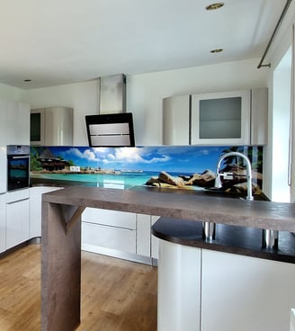 Offene Einbauküche mit Theke und Siemens-Geräten in moderner Maisonette ETW