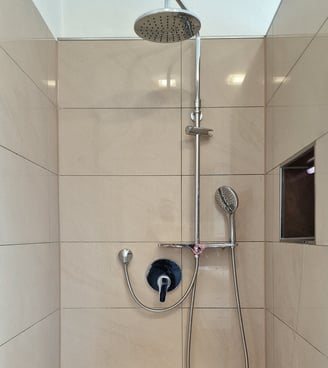 Tageslichtbad mit bodengleicher Dusche mit mit Kopf- und Handbrause, Nische & Echtglastür