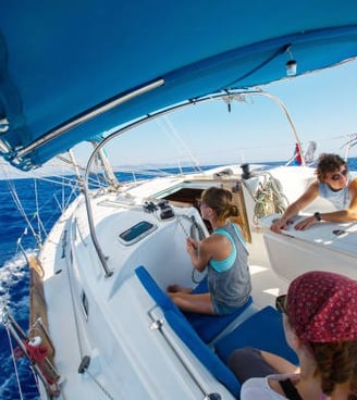 un groupe de personnes sur un bateau dans l'océan