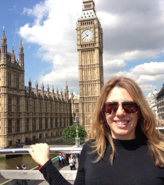 mulher loira em frente ao Big Ben e parlamento inglês