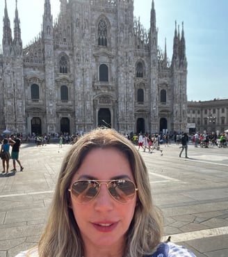 autora do blog em frente ao Duomo ou catedral de Milão