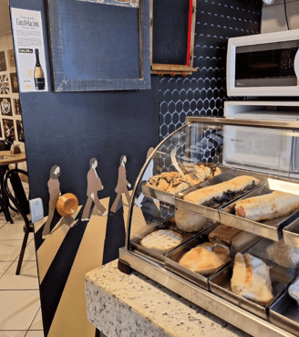Cafeteria com vitrine de salgados no Studio Brothers em Porto Alegre