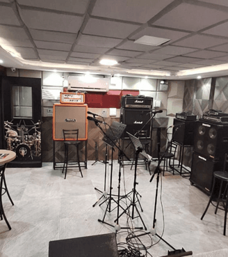Sala de ensaio equipada com amplificadores e microfones no Studio Brothers em Porto Alegre