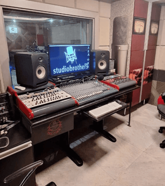 Sala de controle com mesa de mixagem do Studio Brothers em Porto Alegre