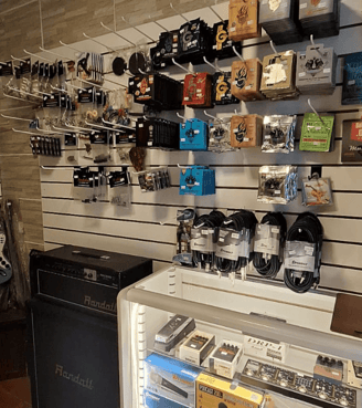 Acessórios musicais como pedais cabos e cordas na loja do Studio Brothers em Porto Alegre
