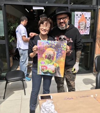 Adultos trabalhando em projetos de Pop-Art em grupo de arte
