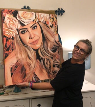 Retrato de uma mulher em estilo Pop-Art, com cores vivas e traços marcantes que capturam sua persona