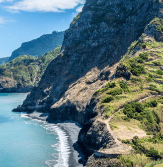 strand und berge auf madeira