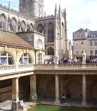 Roman Baths in Bath – ancient Roman thermal spa and top heritage site in England