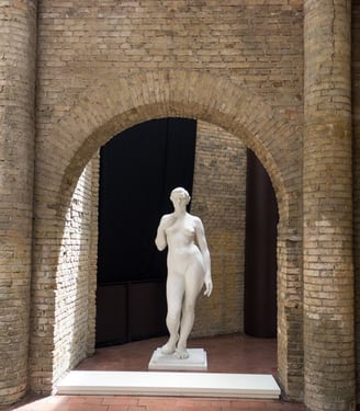 Pátio tranquilo da Pinacoteca Luz, proporcionando um refúgio cultural no coração de São Paulo.