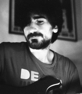 Marco Ricciardone playing guitar