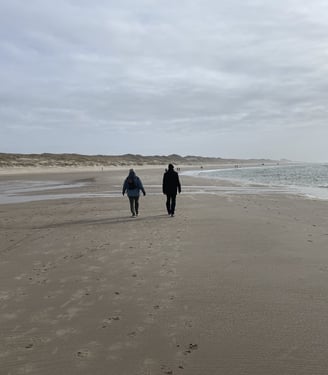 Zwei Menschen laufen an einem Strand entlang und haben eine Coaching-Session; Ute Hagmayer, Coach, Mediatorin und Seelsorgeri