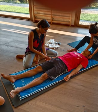 a man and woman doing a massage in a room, trattamento biointegrato