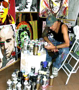 Artista Sérgio Astral pintando quadros personalizados em seu ateliê.
