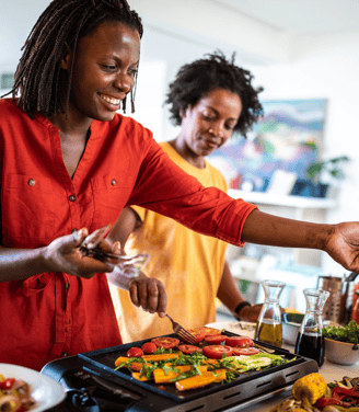 Un moment agréable autour d'une plancha pour un repas nutritionnel équilibré et convivial