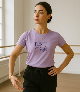 mujer en salón de ballet luciendo una camiseta estampada personalizada