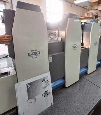Máquina offset Ryobi 520 GX em operação na gráfica Editograf em Florianópolis.