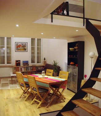 Appartement en duplex rénové avec un escalier design bois et acier