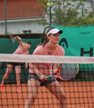 joueuse de tennis matche de double témoignage sur le stade audincourtois tennis