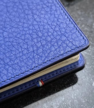 couverture de passeport en cuir bleu
