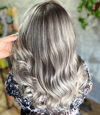 Cabelo brilhante após tratamento de nutrição intensa no Studio Amanda Amorim.