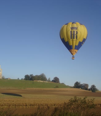 Montgolfière F-GROY en vol à proximité des ruines de Mont-Saint-Eloi
