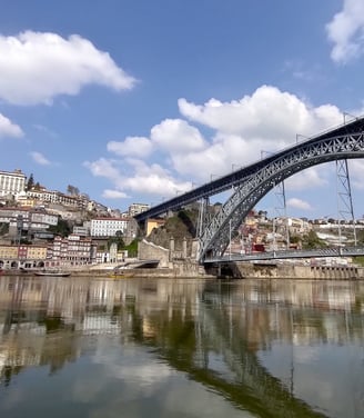 Vista da cidade do Porto, com o Rio Douro e a Ponte Luis I. 