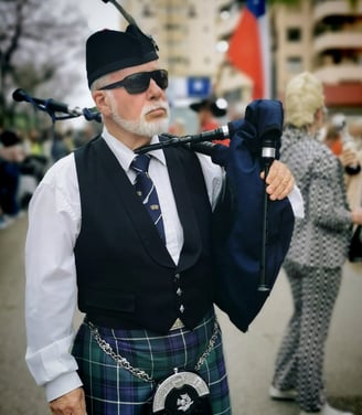 Leslie Thomson, Pipe Major y fundador de Sur Pipes Band.