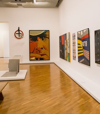Obras de artistas renomados exibidas na sala principal da Pinacoteca Estação.
