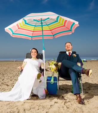 pose-mariage-boulogne-sur-mer-couple-humour-sur-plage-glaciere-et-parasol-florent-studio-photographe-lille-le-touquet-paris-c