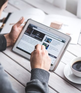 Experto en marketing analizando datos